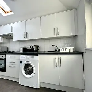 massive-4-bedroom-duplex-apartment-sleeps-up-to-10.bournemouth-hotels.org/
