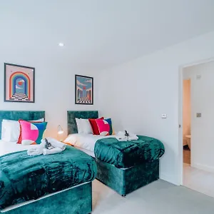 two-bedroom-urban-retreat-in-the-heart-of.cardiffhotelswales.com/